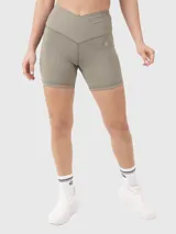 Calza biker de tiro alto con diseño de cintura cruzada en V, confeccionada en tejido elástico color verde oliva. Cuenta con costuras reforzadas y detalle de logo pequeño en la pierna.