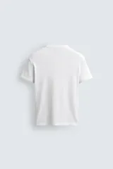 Camiseta gris de corte slim fit, confeccionada en tejido de algodón con elasticidad, cuello redondo y manga corta.