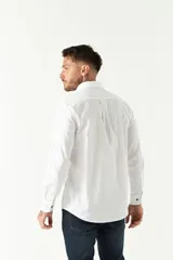 Camisa blanca de manga larga con fit regular y logo bordado.