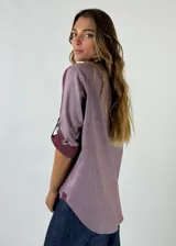 Camisa celeste de algodón con mangas 3/4 y puños marrones.