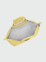 Bolso de viaje grande Longchamp de la línea Le Pliage One, en color gris oscuro con asas y solapa frontal en cuero sintético negro. Cuenta con cierre de cremallera superior y solapa con botón a presión.