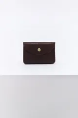 Monedero pequeño de cuero marrón con cierre de broche metálico dorado.