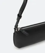 Bolso baguette pequeño color negro, con correa transversal ajustable y bolsillo interno con cremallera. Textura tipo saffiano y cierre por cremallera.