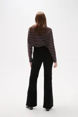 Pantalon de jean negro de tiro alto, con corte flare y bolsillos laterales.