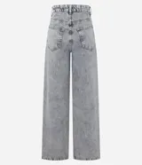 Pantalón wide leg de jeans gris lavado, tiro alto, con bolsillos delanteros y traseros, cierre con botón y cremallera.