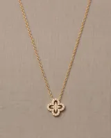 Collar de acero con baño dorado y dije en forma de trébol calado con circonias engarzadas.