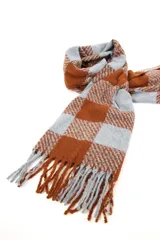 Bufanda larga de tejido suave con diseño a cuadros en tonos marrón y gris. Termina en flecos.