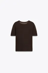 Top de manga corta color beige claro, con cuello redondo y textura de tejido de punto fino.