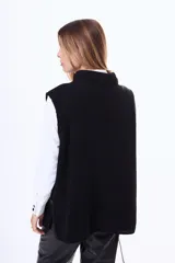 Chaleco tejido de punto en color marrón, con cuello alto y diseño sin mangas de corte holgado.