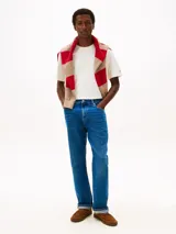 Remera de manga corta Tommy Hilfiger, color blanco, con cuello redondo y gráfico bordado con el nombre de la marca en el pecho.