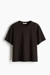 Remera de punto suave con hombros apenas caídos y cuello redondo.
