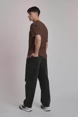 Pantalón de jean de corte recto color negro.