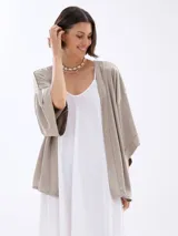 Spolverino corto negro de mangas 3/4 con dobladillo.