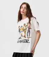 Remera blanca de algodón con cuello redondo, mangas cortas y estampa frontal de la banda Gorillaz.