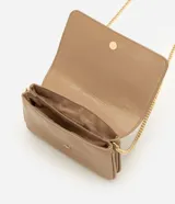 Cartera bandolera Satinato pequeña de color marrón oscuro, confeccionada en poliuretano con detalles de herrajes dorados y correa larga de cadena. Cuenta con solapa frontal y múltiples compartimentos internos.