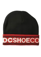 Gorro de lana DC Shoes modelo Doggel, de color negro con vuelta en tono rojo que presenta el nombre de la marca bordado en letras blancas y finas líneas negras.