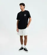 Bermuda de sarga color blanco, con cintura elástica ajustable mediante lazo, bolsillos laterales y corte recto.