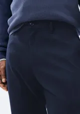 Pantalón de vestir azul marino, de corte chino, confeccionado en lino.