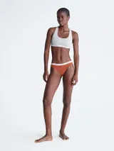 Bombacha clásica color ladrillo de algodón elástico con cobertura trasera moderada, talle medio y cintura elástica con logo Calvin Klein.