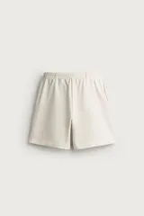 Bermuda relaxed fit de algodón azul marino, con cintura elástica combinada y cordón de ajuste ajustable, bolsillos laterales.