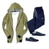 Campera con capucha, color amarillo con rayas horizontales negras, cierre frontal y puños en color azul marino.