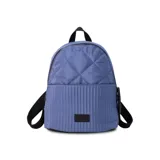 Mochila negra de tela capitoneada con bolsillo frontal amplio y asas ajustables. Incluye compartimento especial para iPad.