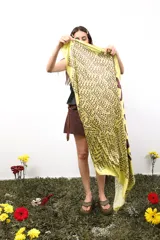 Pañuelo cuadrado de satén color amarillo con estampado tipográfico en color bordó que repite la palabra 'CAPER' en diferentes tamaños y orientaciones.
