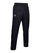 Pantalón deportivo Under Armour modelo Vital Woven, de corte cónico y color negro. Presenta cintura elástica con cordón interno, bolsillos laterales y cremalleras en los tobillos para mayor practicidad.