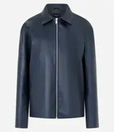Campera de cuero sintético color azul marino, con cuello clásico, cierre frontal por cremallera y diseño minimalista de corte regular.