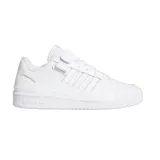 Championes adidas modelo Forum Low, de diseño urbano y deportivo en color blanco total. Presentan cierre con cordones y tira de velcro ajustable en el empeine, con las icónicas tres bandas laterales y el logo de la marca en la suela y el lateral.