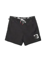 Short de baño negro de secado rápido, con cintura elástica y cordón ajustable blanco con punteras rojas. Presenta un parche rectangular en la pierna derecha con la imagen de una pantera y la palabra Panther. Incluye detalles de marca en el interior de la cintura.