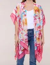Kimono de satén ligero con estampado floral en tonos rosados, amarillos y celestes, de silueta amplia y diseño abierto al frente con mangas cortas amplias.