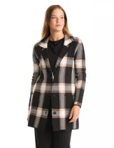 Cardigan tejido de corte recto con diseño a cuadros, cuello con solapa, cierre frontal con botones y bolsillos aplicados en la parte delantera.