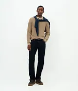 Suéter masculino de punto texturizado en color beige, con cuello polo, manga larga y terminaciones acanaladas en puños y ruedo.