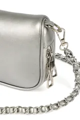 Bandolera negra con tapa, cierre de cremallera y correa de cadena plateada con detalles de cuero.