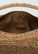 Bolso de mano tipo baguette, color dorado, completamente cubierto de pedrería brillante. Presenta un asa corta integrada y cierre superior con tirador metálico.