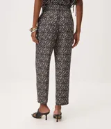 Pantalón carrot de crepé con estampado geométrico, bolsillos laterales y cintura elastizada en la espalda.