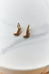 Par de aros dorados con forma de bota texana y detalles esmaltados en rojo. Cierre tipo argolla.