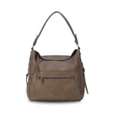 Cartera tipo hobo de cuero sintético color rojo ladrillo, con correa de hombro ajustable. Tiene cierre superior con solapa y broche magnético, bolsillo frontal con cierre, bolsillos laterales con cierre y múltiples bolsillos internos.