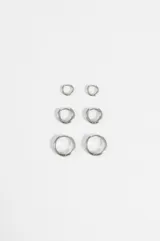 Set de tres pares de aros argollas de acero quirúrgico plateado en diferentes tamaños.