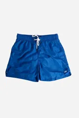Short de baño liso para hombre, con cintura elástica y cordón ajustable. Cuenta con dos bolsillos laterales, un bolsillo trasero y logo bordado en la parte inferior.