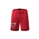 Short deportivo rojo con cintura elástica ajustable con cordón, bolsillos laterales y logo del equipo de baloncesto Chicago Bulls estampado en la pierna izquierda.