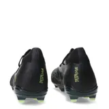 Championes de fútbol Puma Future 8 Match FG/AG, color negro con detalles en verde lima. Diseñados para césped natural y artificial, cuentan con una estructura de cuello elástico y una superficie texturizada para un mejor control del balón.