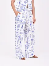 Pantalón de corte recto, color blanco con estampado de motivos marinos en azul.