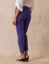 Pantalón verde esmeralda de gabardina elastizada, marca Zac & Rachel, de corte recto con pretina ancha pespunteada y largo al tobillo. Presenta bolsillos simulados.