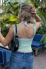 Top verde pistacho con breteles finos y escote redondo.