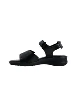 Sandalia plana color negro con tiras ajustables con velcro, confeccionada en cuero con detalles texturizados.