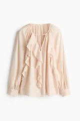 Blusa oversized de crepé en mezcla de viscosa y poliéster, color beige, con cuello redondo fruncido, escote en V con tirantes finos, mangas largas abullonadas con puños ajustados y volados decorativos en el frente.
