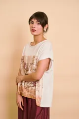 Blusa de manga corta color blanco con diseño floral y de aves estampado en la parte frontal y trasera.