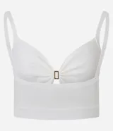 Top super cropped color crudo, de punto, con escote en V, breteles finos y adorno de nudo con aro dorado en el busto.
